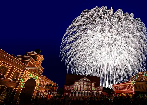 志摩スペイン村の夜空に広がる大迫力の花火
