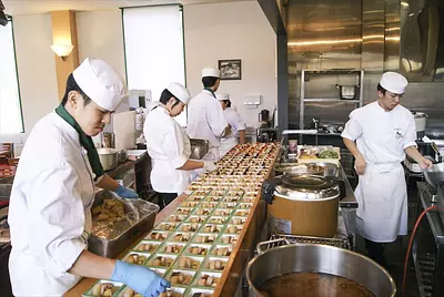 高校生レストラン「まごの店」は、行列ができるほど大人気！五桂池ふるさと村もご紹介します。