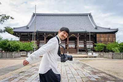 『浅田家』写真家・浅田政志が高田本山など地元津市のゆかりの場所をめぐる。